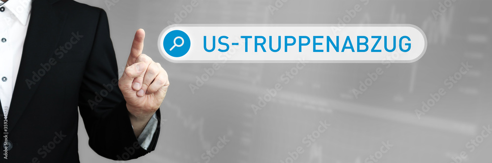 US-Truppenabzug. Mann zeigt mit Finger auf Suchfeld im Internet. Blaues Wort steht in der Suche. Konzept für Business, Finanzen, Statistik US-Truppenabzug. Mann zeigt mit Finger auf Suchfeld im Internet. Blaues Wort steht in der Suche. Konzept für Business, Finanzen, Statistik