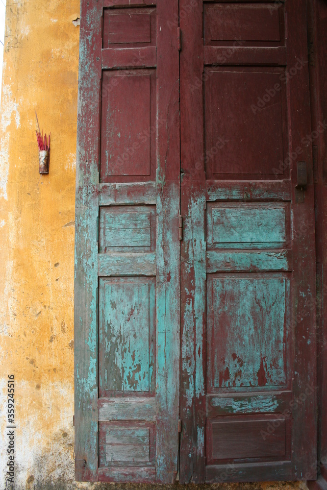 puertas tradicionales en haoi an vietnam