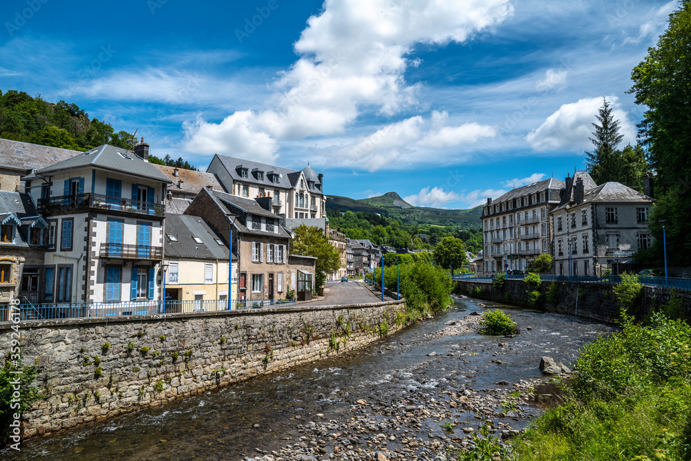 la rivière Dordogne traverse la ville de La Bourboule