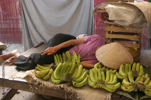 Obraz w ramie siesta y descanso en mercado en vietnam
