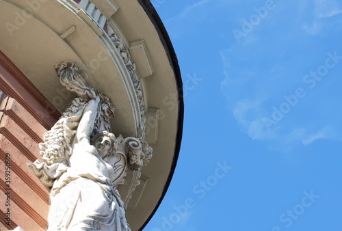 statue