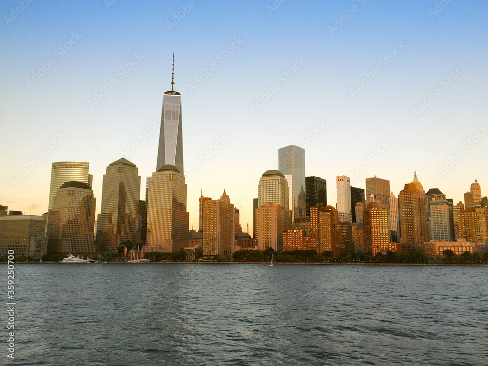 Obraz premium new york city skyline view at the Golden sunset