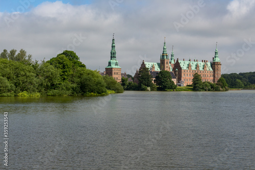 Obraz na płótnie Frederiksborg Castle (Frederiksborg Slot) built in the early 17th century, Located in Hillerød, Denmark. w salonie