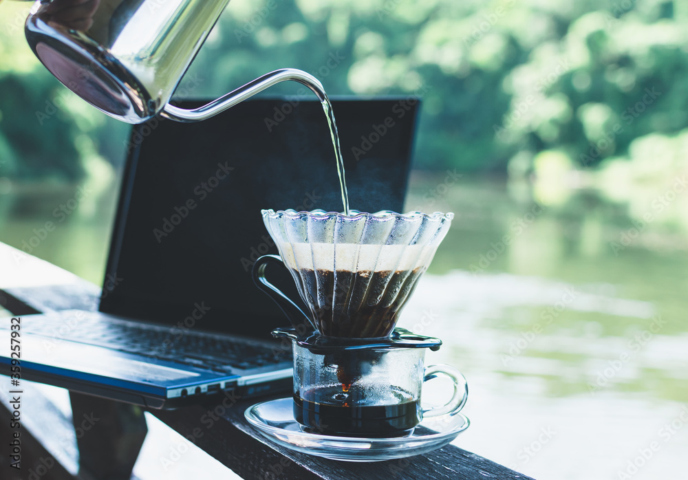 Máy pha cà phê nhỏ giọt - Hãy trải nghiệm hương vị cà phê thơm ngon và chất lượng cao như một chuyên gia pha chế với máy pha cà phê nhỏ giọt. Thiết kế đơn giản và tiện dụng giúp bạn pha được những tách cà phê ngon hơn bao giờ hết ngay tại nhà. 