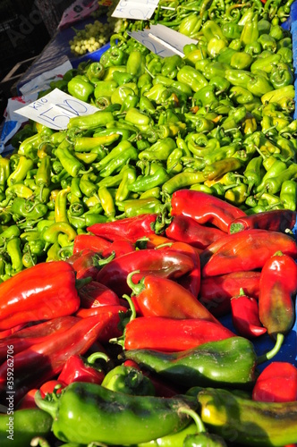 Pimientos en mercado de frutas y verduras en Turquía. 