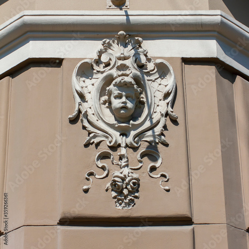 Foto Mascaron in the form of a female head on the facade of a 19th-century house in the style of Vienna secession or Art Nouveau