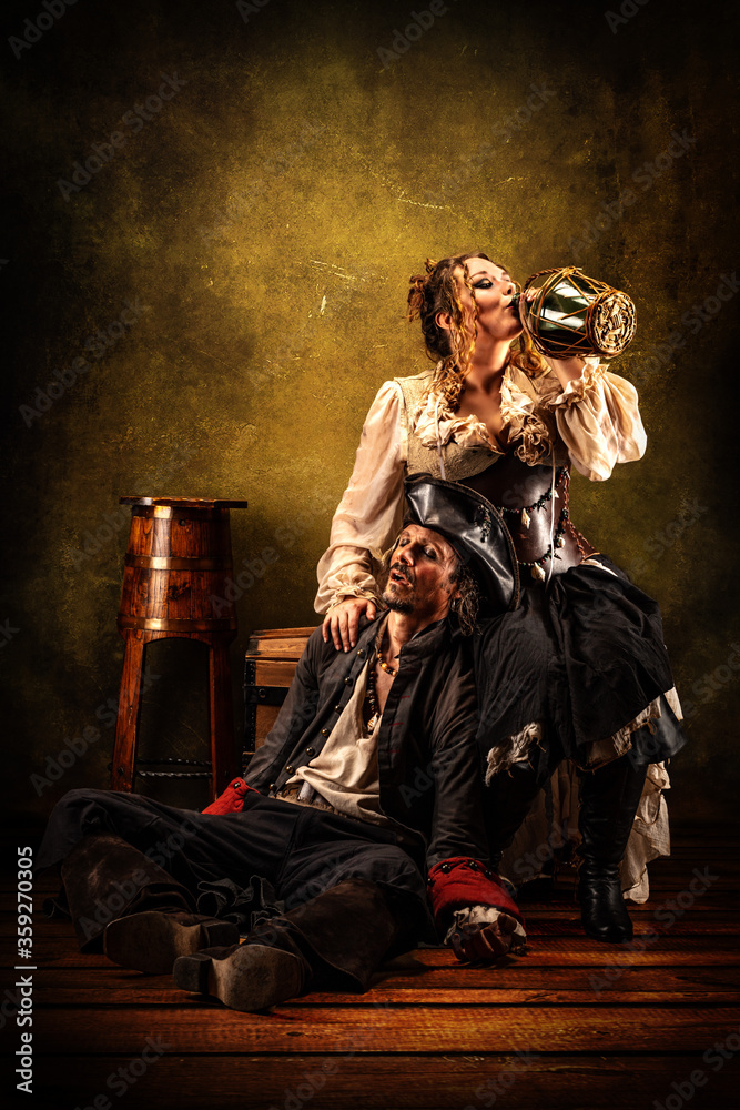Φωτογραφία Portrait of a couple of pirates drinking rum in a tavern