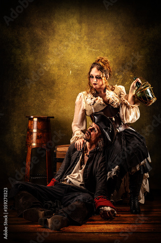 Fotografia Portrait of a couple of pirates drinking rum in a tavern