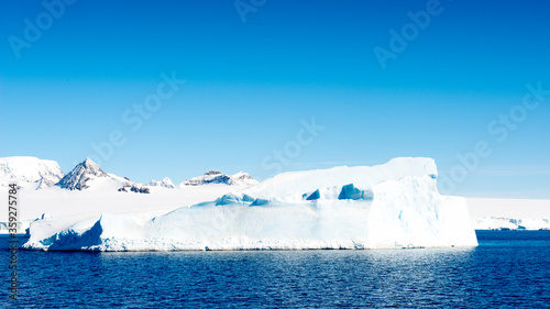 Obraz na płótnie Huge iceberg in Antarctica w salonie