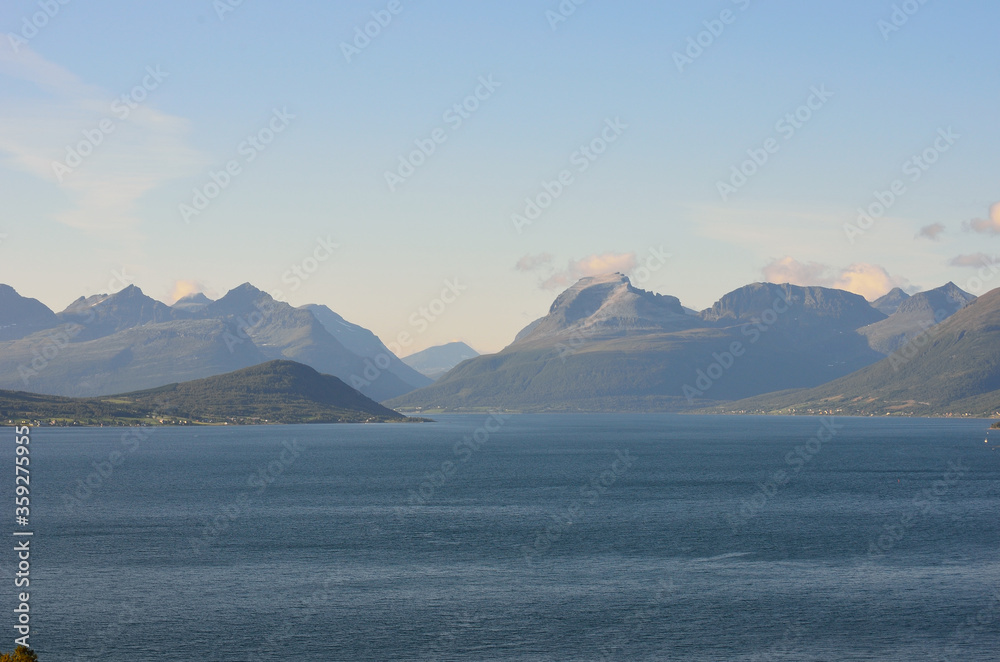 Φωτογραφία mountain and fjord landscape in autumn with the sleeping soldier mountain format