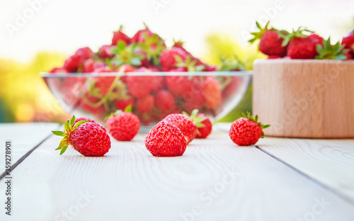 Strawberry beneficial properties and vitamins.