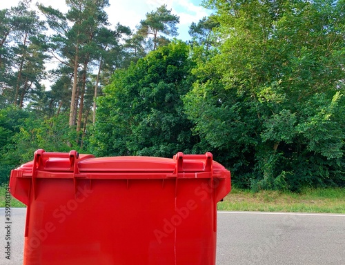 Mülltonne vor einem Waldgebiet  photo
