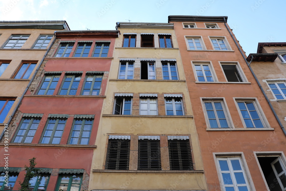 Obraz premium Façades d'immeubles traditionnels du vieux Lyon, ville de Lyon, département du Rhône, France