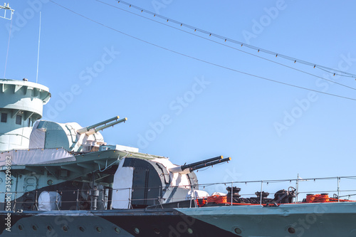 Obraz na płótnie Warship in the harbor w salonie