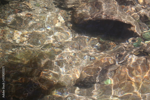 água e pedras