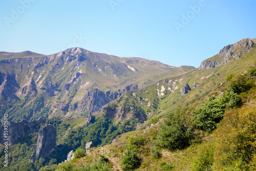 Montagnes, nature, arbres et rochers en Auvergne. Paysage du Massif du Sancy dans la chaîne des puys en France. Patrimoine mondial en Europe.