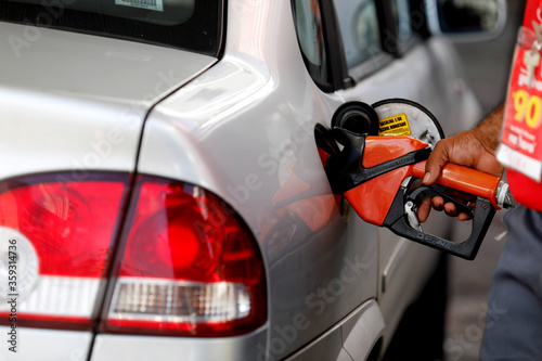 Canvas Print salvador, bahia / brazil - august 20, 2019: gas station attendant is seen fueling a vehicle at a gas station in the city of Salvador