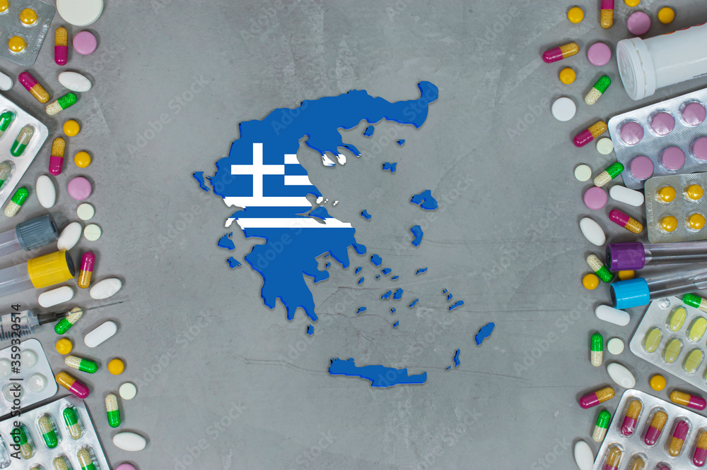 Obraz premium The Greece State began research for treatment and medicine to combat the pandemic outbreak disease coronavirus. Medicine, pills, needles, syringes and Greece map and flag on gray background.