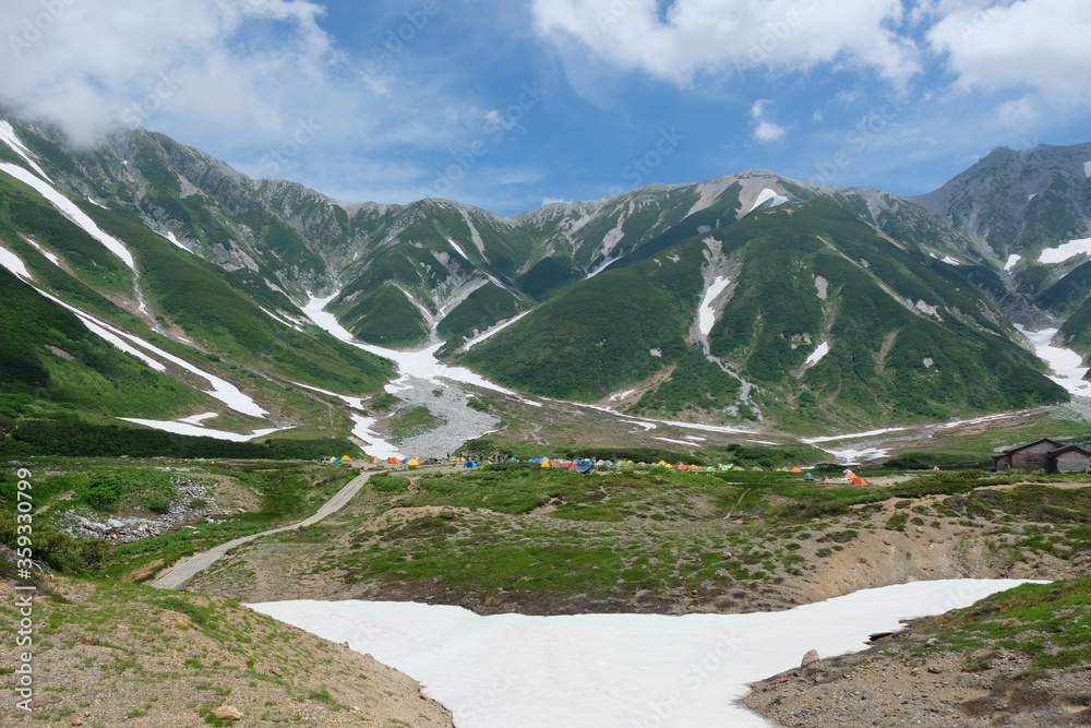 北アルプスの山小屋とテント場。百名山、立山。Amazing trekking area in Japanese North Alps. Mountain hut and tent space. Mt.Tateyama.