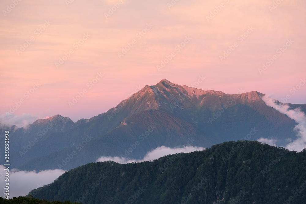 夕暮れ時の鹿島槍ヶ岳。北アルプスの絶景。Fantastic evening panorama of Japanese north alps, KashimaYarigatake, Japan. 