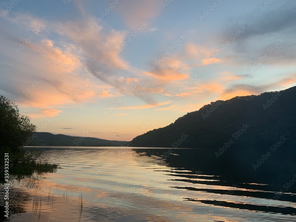 Obraz premium sunset over the lake