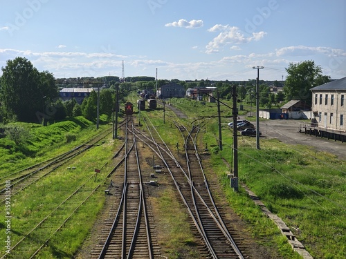 Interlocking several railway tracks at a marshalling yard