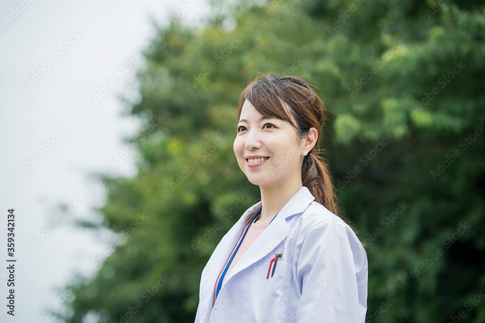 白衣の女性 白衣の女性