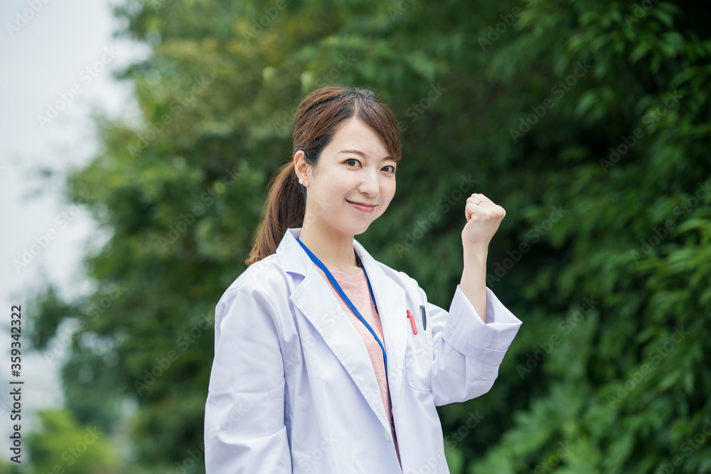 白衣の女性 白衣の女性