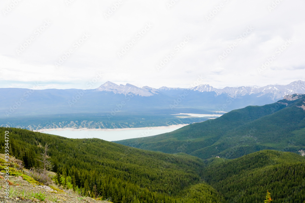 Fototapeta premium Canadian Mountains with Trees, Rocks, and Lakes