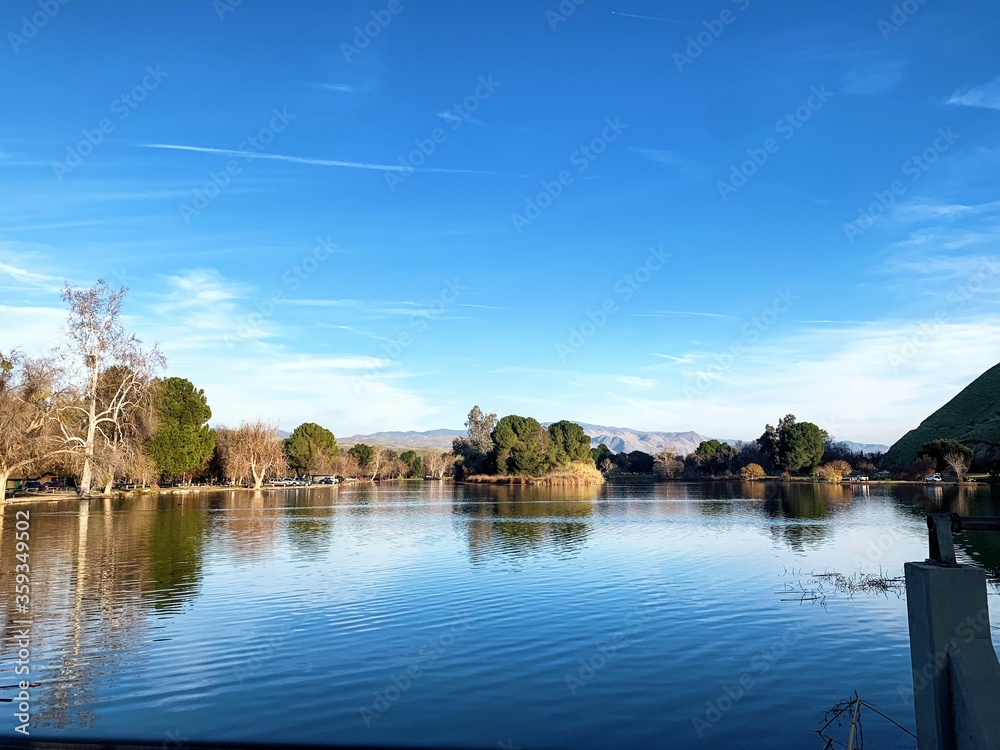 Obraz premium lake in the city