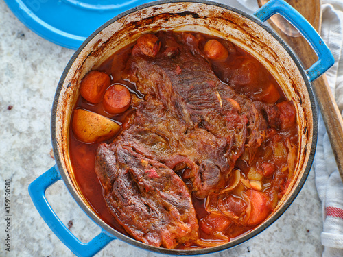Fotografija beef roast baked in dutch oven with rosemary