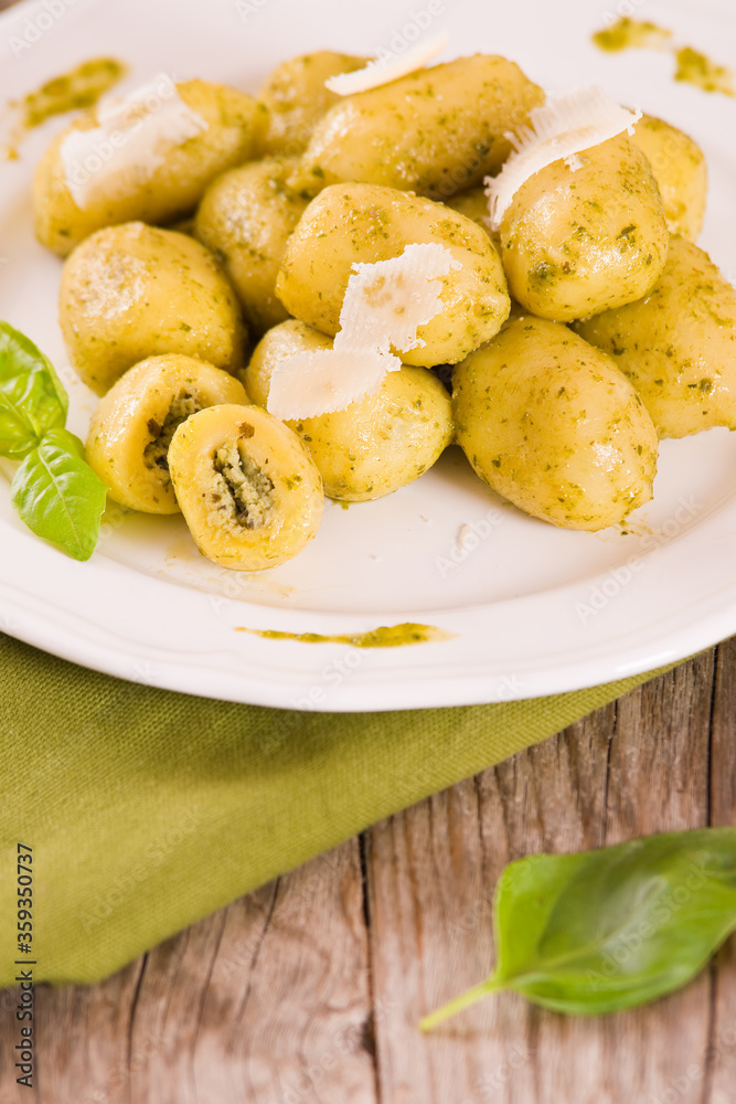 Potato gnocchi stuffed with pesto sauce.
Potato gnocchi stuffed with pesto sauce.