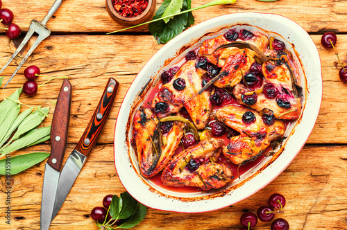Foto Chicken wings with cherries.