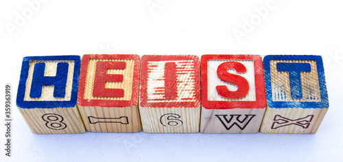 Fotografi The term heist displayed visually on a clear background using toy blocks image i