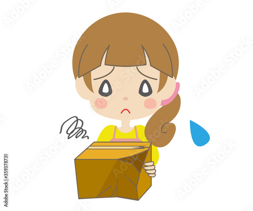 凹んだ箱を持つ女性