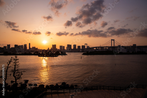 夕暮れの東京湾、お台場、レインボーブリッジ