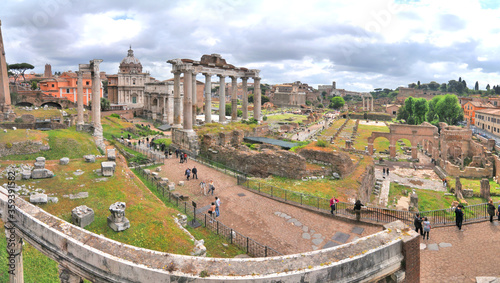 Panorama rzymskich ruin na Forum Romanum © robnaw