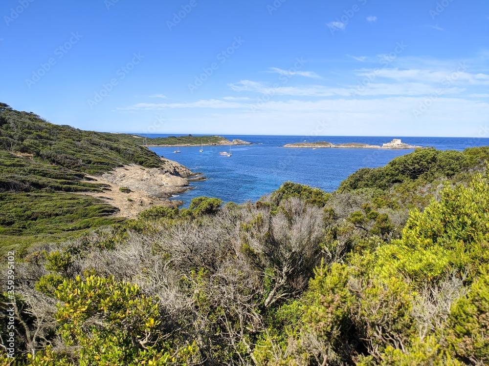 Fototapeta premium Île de Porquerolles à Hyères, calanques rocher et belle plage de sable blanc, plus bel endroit d'europe, balade en vélo, chaleur d'été, destination favorite, voyage à la mer côte d'azur, touriste