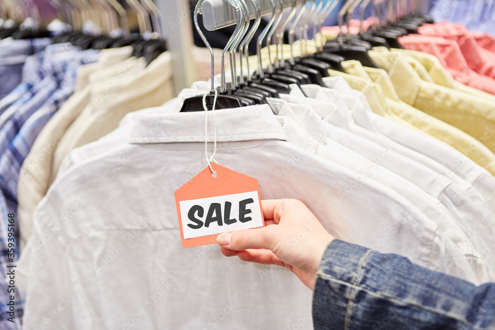 Sale Schild an Kleidung im Einzelhandel Stock Photo Adobe Stock