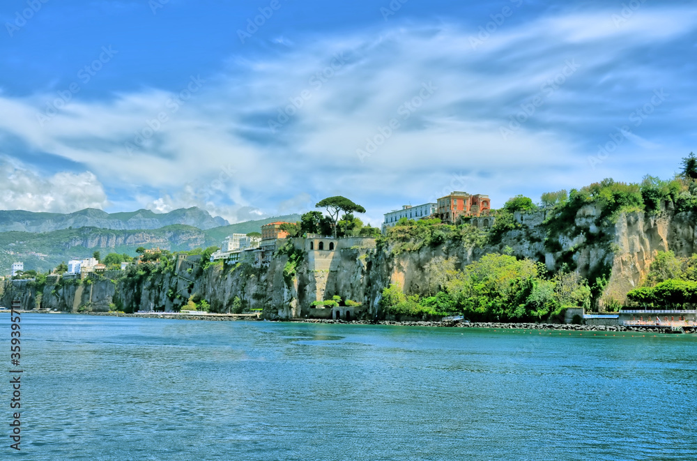 Panorama włoskiego miasta nabrzeżnego Sorrento - obrazy, fototapety, plakaty 