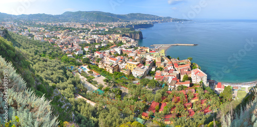 Panorama włoskiego miasta nabrzeżnego Sorrento © robnaw