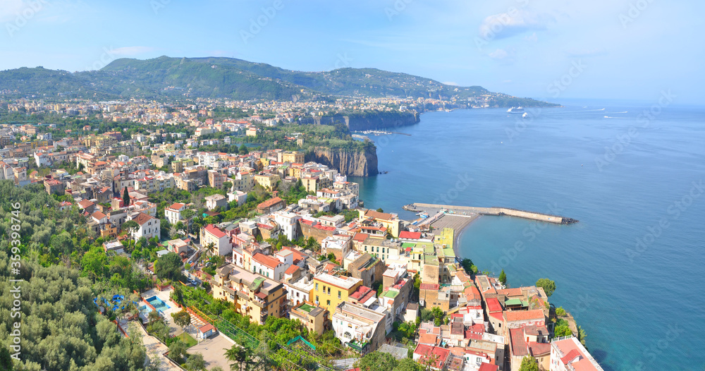 Panorama włoskiego miasta nabrzeżnego Sorrento - obrazy, fototapety, plakaty 