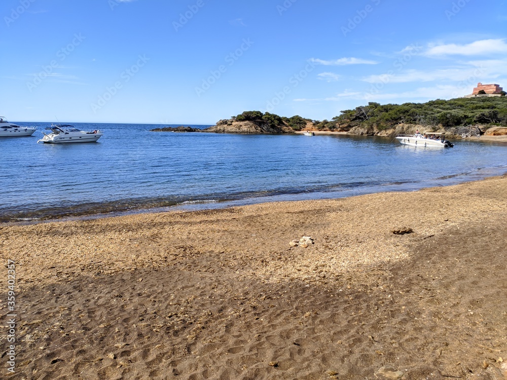 Île de Porquerolles à Hyères, calanques rocher et belle plage de sable blanc, plus bel endroit d'europe, balade en vélo, chaleur d'été, destination favorite, voyage à la mer côte d'azur, touriste