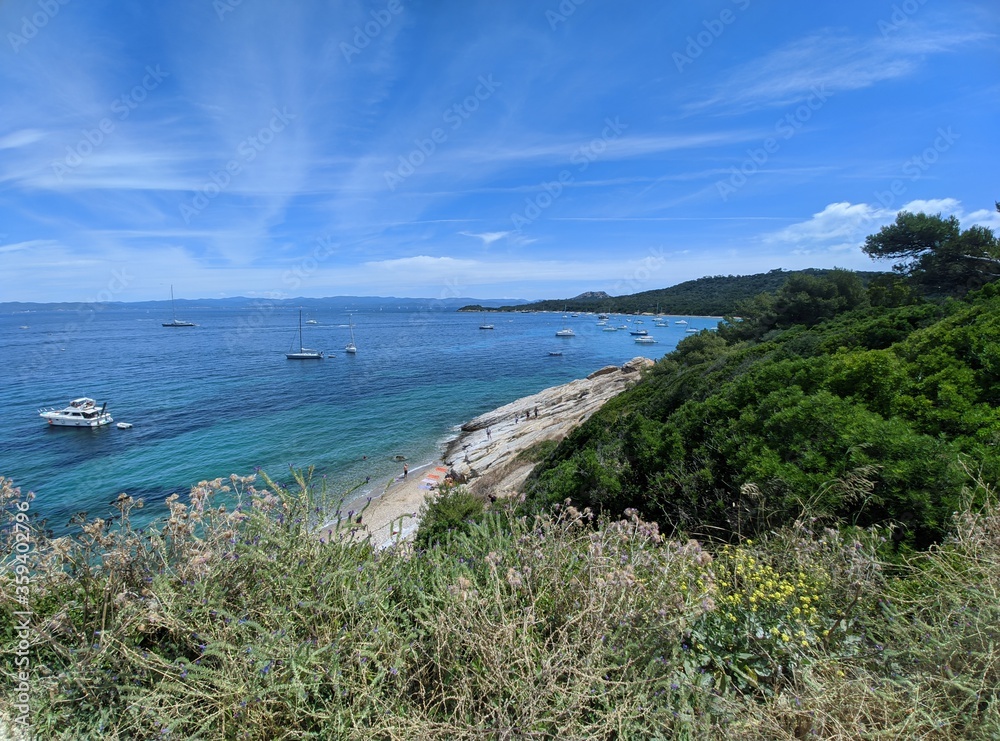 Fototapeta premium Île de Porquerolles à Hyères, calanques rocher et belle plage de sable blanc, plus bel endroit d'europe, balade en vélo, chaleur d'été, destination favorite, voyage à la mer côte d'azur, touriste