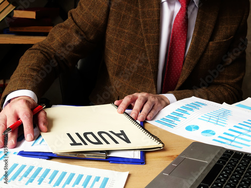 Εκτύπωση καμβά The auditor writes a report on the audit of the company.