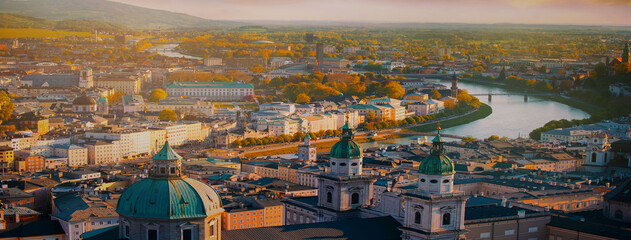 Plexiglas schilderij Wenen Salzburg skyline met Salzach in herfst  © SASITHORN