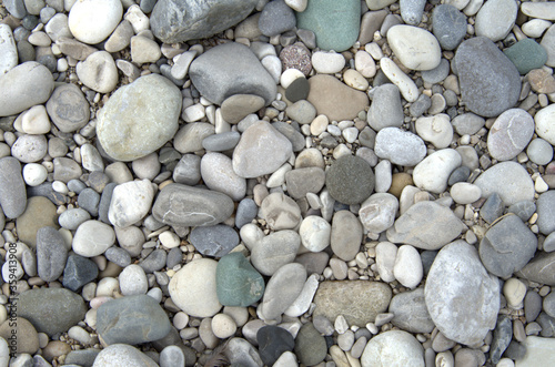 Varietà di sassi fotografati vicino ad un fiume.