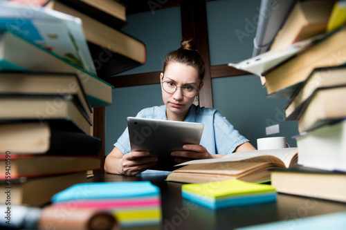 The student looks at the tablet, getting acquainted with the information
