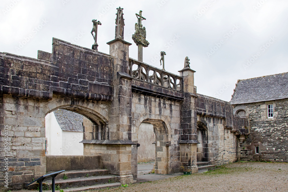 La Martyre. La porte triomphale de l'église Saint Salomon de l'enclos  paroissial. Finistère. Bretagne Stock Photo | Adobe Stock