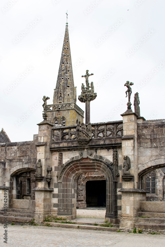 La Martyre. La porte triomphale de l'église Saint Salomon de l'enclos paroissial. Finistère. Bretagne